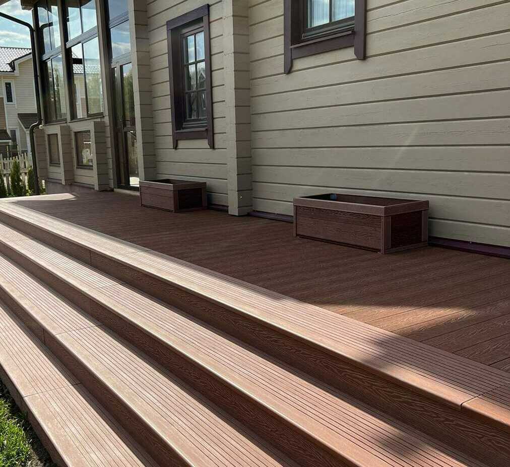 Террасная доска Woodvex Select Крыльцо частного дома. Террасной доски DeckArt Praktik New. Цвет: Махагон.