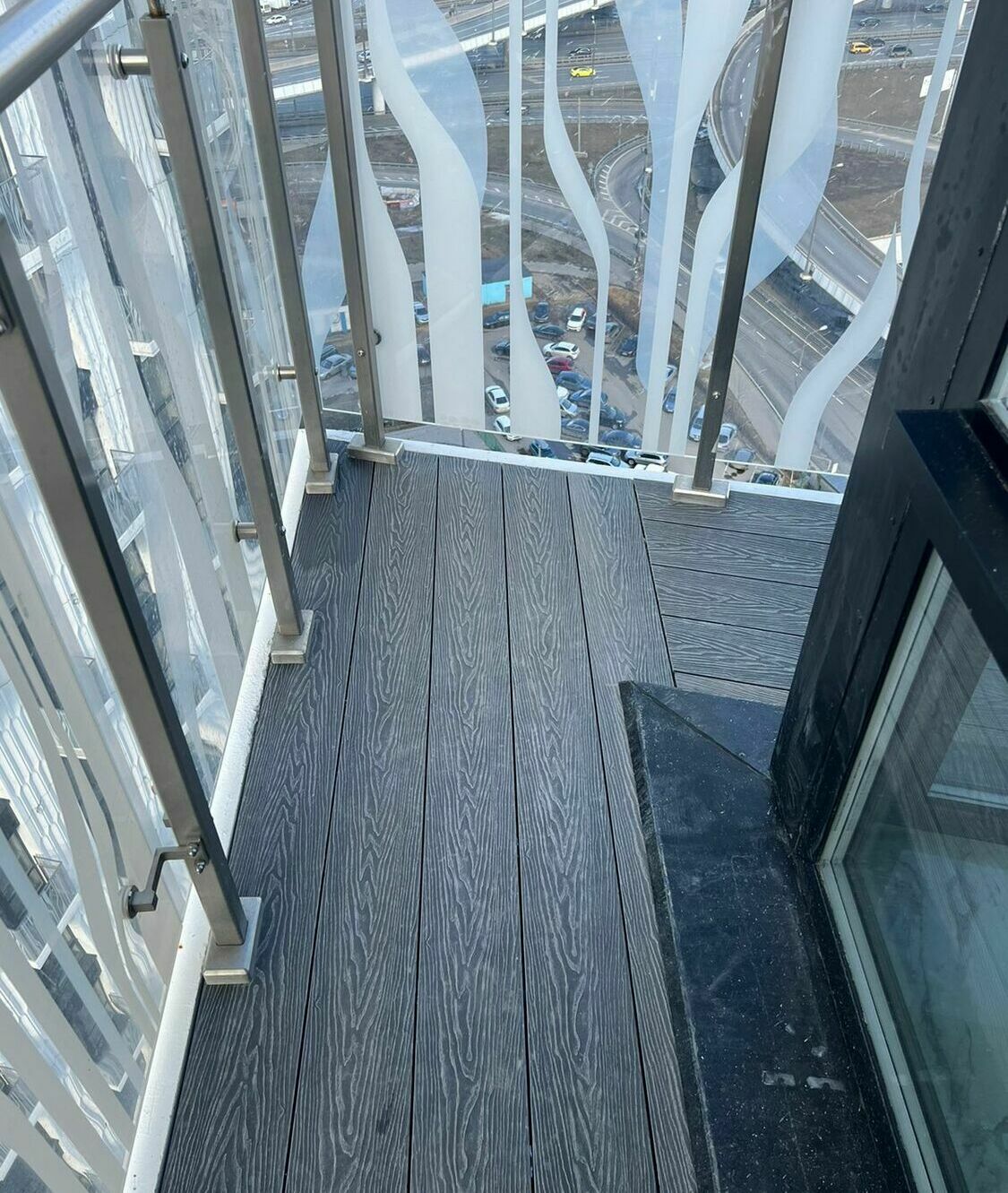Террасная доска Woodvex Select Крыльцо частного дома. Террасной доски DeckArt. Цвет: Графит.