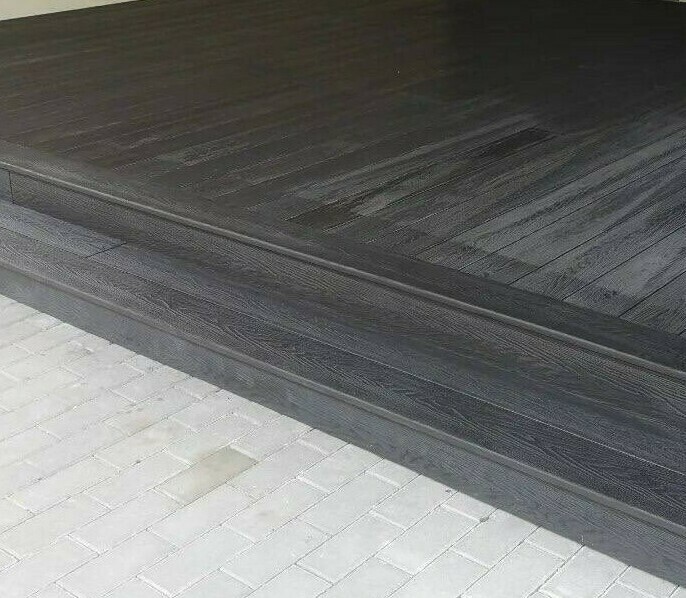 Террасная доска Woodvex Select Крыльцо частного дома. Террасной доски DeckArt. Цвет: Графит.