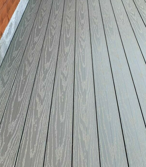 Террасная доска Woodvex Select Терраса частного дома. Выполнена из террасной доски RusDecking. Цвет:Серый
