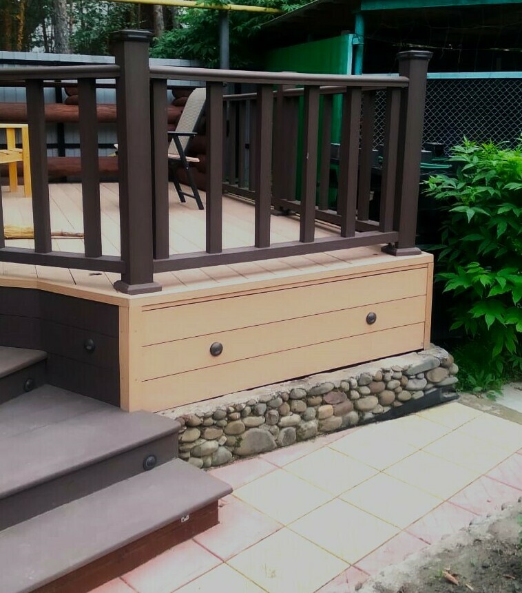 Террасная доска Woodvex Select Терраса частного дома. Выполнена из ДПК доски. Цвет: Венге.